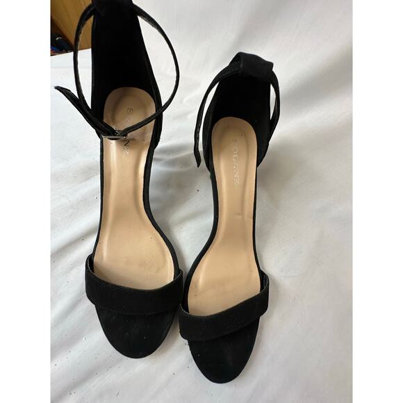 Solanz Hayleigj black heal with an ankle strap. Women’s size 10 - Picture 2 of 4